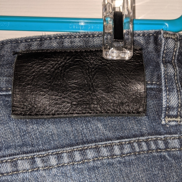 MOVING- offer Calvin Klein dark wash jeans 34 x 32 - Picture 2 of 4